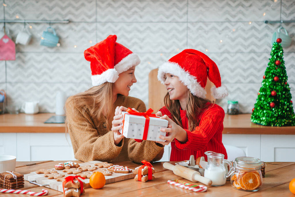 Bambine in cucina decorata a Natale - Foto, immagini