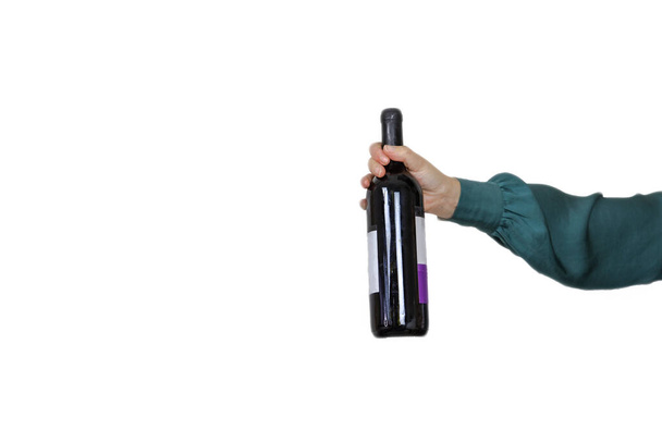Kobieta gospodarstwa butelki drogiego czerwonego wina izolowane na białym tle, dając prezent, strona, alkohol koncepcja miejsca na tekst - Zdjęcie, obraz