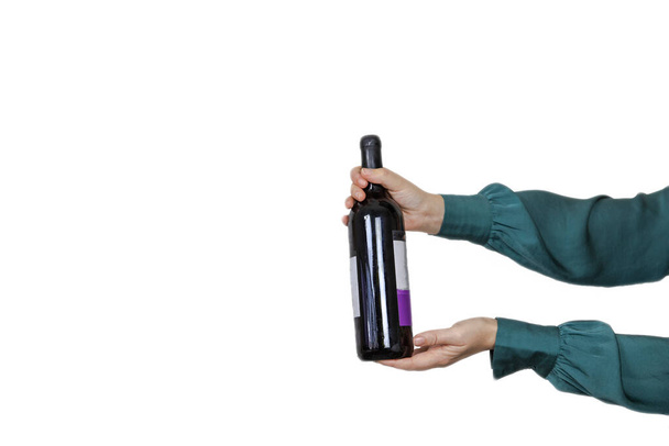 Botella de retención femenina de vino tinto caro aislado sobre fondo blanco, dando regalo, fiesta, espacio concepto de alcohol para el texto - Foto, imagen