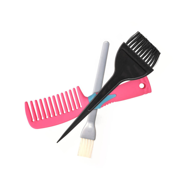 Pinsel für professionelle Haarfärbung und rosa Kamm isoliert auf weißem Hintergrund - Foto, Bild