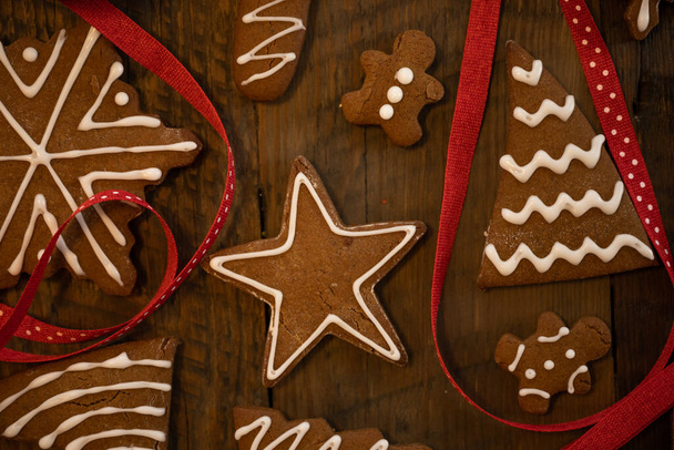 Świąteczne ciasteczka i wstążka Red Polka Dot na drewnianym stole - Zdjęcie, obraz