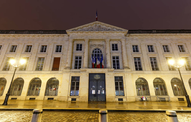 Η επιβλητική κλασική πρόσοψη της έδρας του 18ου αιώνα του υπονομού του Τμήματος Marne που βρίσκεται στη Βασιλική Πλατεία στη Ρεμς της Γαλλίας. - Φωτογραφία, εικόνα