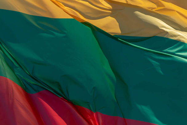 Litvanya ulusal bayrağının bir parçası, yakın plan. Litvanya Cumhuriyeti, Teğmen. - Fotoğraf, Görsel
