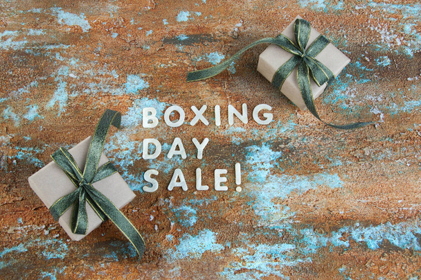 Продаж боксерського дня та подарункові коробки на шорсткому фоні. Копіювати простір для тексту
 - Фото, зображення