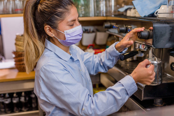 Latinská baristka připraví expresso s kávovarem. Mladý peruánský žena životní styl podnikání - Fotografie, Obrázek