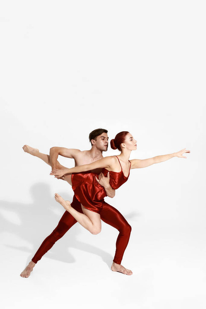 Young slim dance couple dancing classical ballet - Foto, Imagen