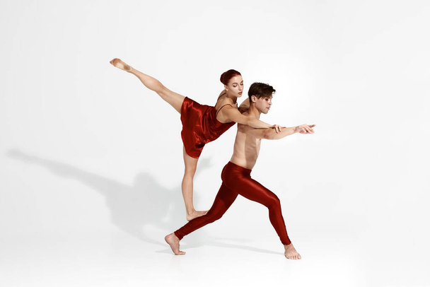 Fit europäisches Tanzpaar tanzt Balletttanz - Foto, Bild