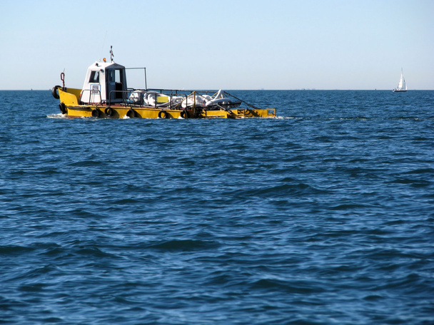 Barco de pesca amarillo
 - Foto, imagen