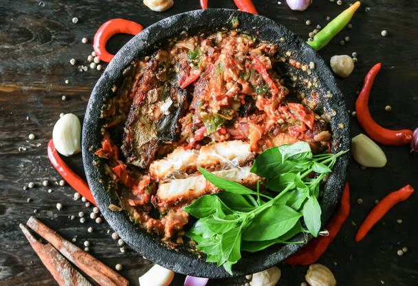 Острый и вкусный индонезийский соус чили, со свежими листьями базилика делает еду еще более вкусной. - Фото, изображение
