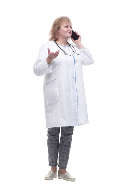 senior female doctor talking on her smartphone. - Foto, afbeelding