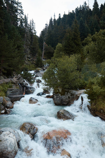 пейзаж, гірська річка та водоспад, бурхлива вода, що б'ється по скелях, лісі та природі в горах
 - Фото, зображення