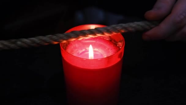 Brûler une corde de jute sur le feu d'une bougie pour le rituel shibari - Séquence, vidéo