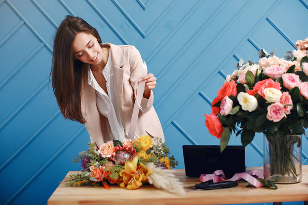Frorist makes a beautiful bouquet in a studio - Foto, afbeelding