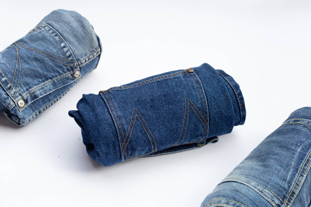 Jeans roulés bleu sur fond blanc - Photo, image