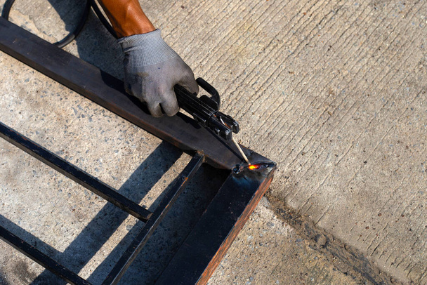 Železná vrata opravy, Pracovník ruční svařování oceli - Fotografie, Obrázek