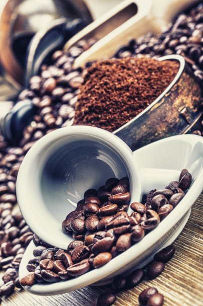 Coffee, coffee beans, ground coffee and antique grinder - Foto, afbeelding