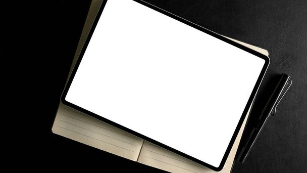Ψηφιακός υπολογιστής tablet κενή οθόνη mockup σε ένα σύγχρονο σκοτεινό γραφείο εργασίας. πάνω όψη, επίπεδο lay - Φωτογραφία, εικόνα