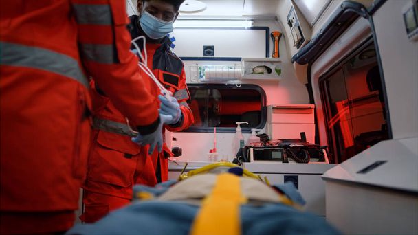Paramédicos profesionales rescatando pacientes. Trabajadores médicos que se trasladan al hospital - Foto, imagen