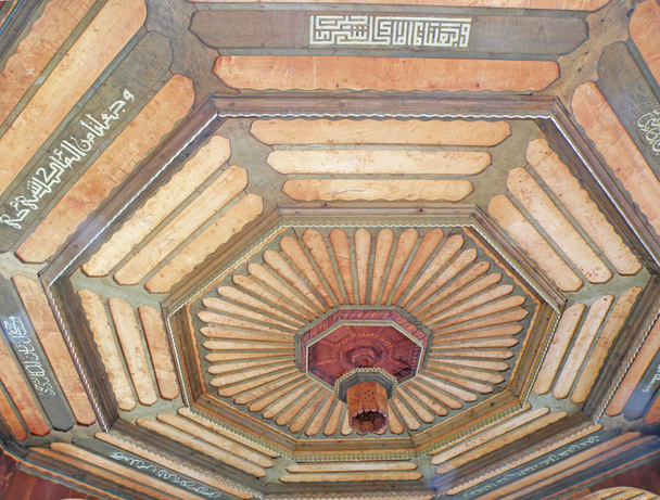 düşük açılı güzel süslü geometrik ahşap çatı - Fotoğraf, Görsel