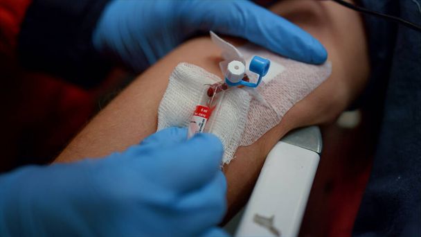 Doktor insan damarından tüp içine kan alıyor. Sağlık görevlisi kan testi yapıyor.  - Fotoğraf, Görsel