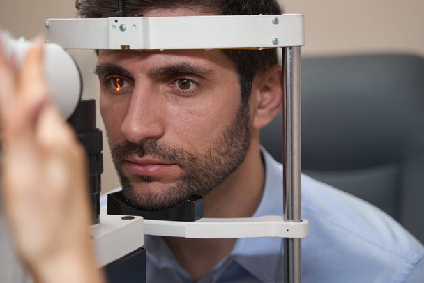 Man having eye examination using slit lamp - Valokuva, kuva