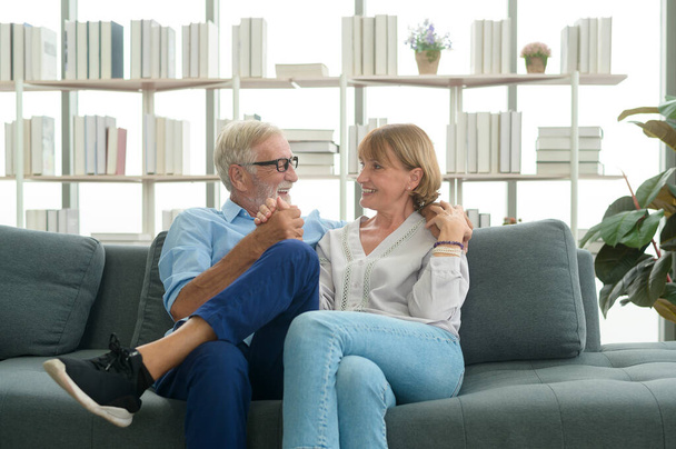 Happy Caucasian senior couple relaxing in living room  at home - Foto, afbeelding