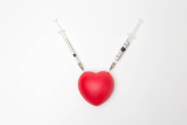 Coeur a été poignardé par une seringue sur fond blanc et l'espace de copie pour le concept de soins de santé - Photo, image
