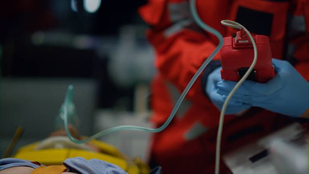 Ambulancepersoneel redt het leven van het slachtoffer met zuurstofmasker in noodauto. - Foto, afbeelding