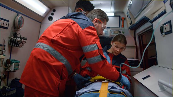 救急車の中で犠牲者の命を救う救急医 - 写真・画像