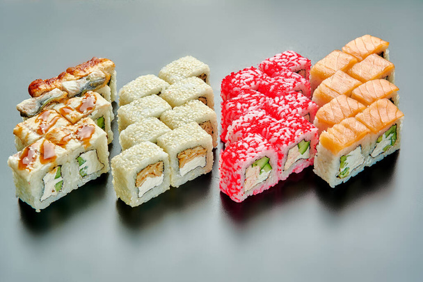 Zestaw pysznych i soczystych sushi na czarnym stoisku - Zdjęcie, obraz