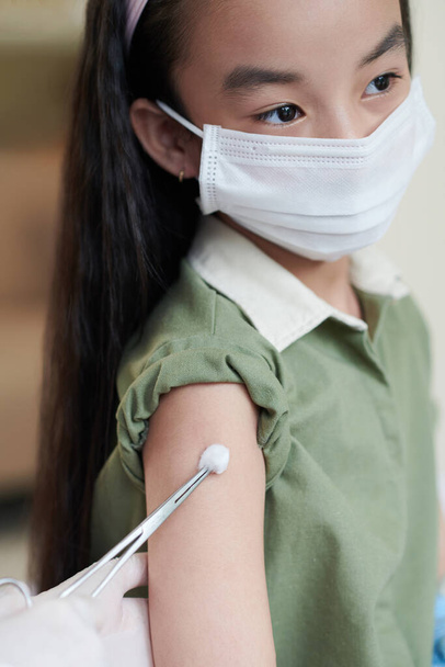 Medico pulizia sito vaccino sul braccio delle ragazze - Foto, immagini