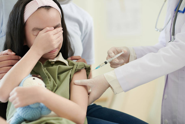 Angstschreiendes Mädchen bekommt Impfung - Foto, Bild