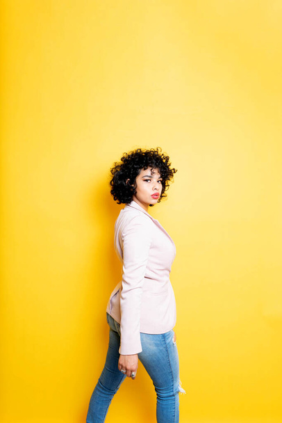 elegant multiracial mexican fashion woman with curly hair - Foto, afbeelding