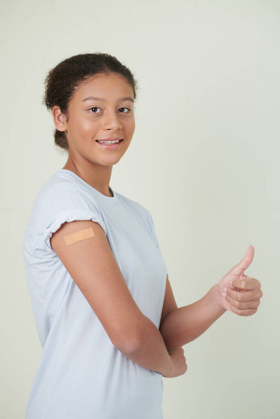 Вакцинированная девочка с отрубленными пальцами - Фото, изображение