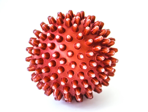 czerwona plastikowa kula z kolcami do prania odzieży, bardzo podobna do modelu koronawirusa. - Zdjęcie, obraz