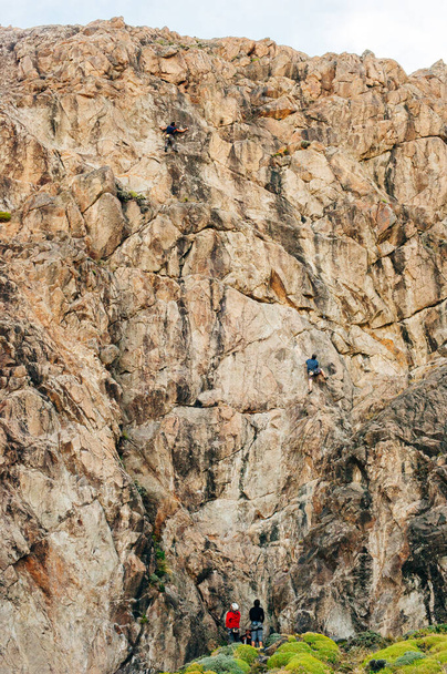 Kletterer an einer Steinmauer in El Chalten, Argentinien. - Foto, Bild