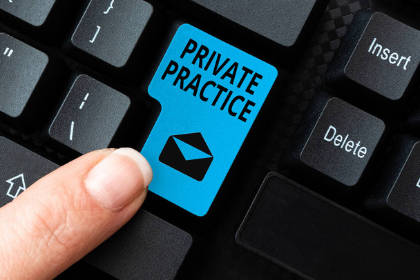 A Private Practice-t bemutató szövegfelirat. Szó Írt munkájáról hivatásos gyakorló, mint például vizsgáztató vagy ügyvéd Összeállítása és gépelés Online kutatási anyagok, küldése Chat üzenetek - Fotó, kép