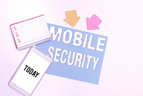 Вывеска "Мобильная безопасность". Концепция бизнеса Защита мобильного телефона от угроз и уязвимостей Отображение разного цвета наклейки Заметки расположены на плоском фоне - Фото, изображение