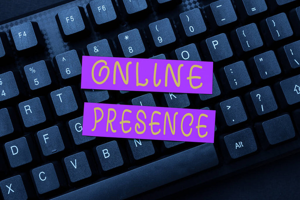 Ручной знак Online Presence. Обзор бизнеса существование кого-то, которые могут быть найдены с помощью онлайн-поиска Заполнение онлайн регистрационных форм, сбор и редактирование интернет-данных - Фото, изображение