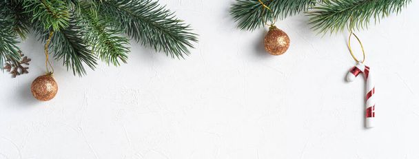 Vista dall'alto delle decorazioni natalizie sullo sfondo della tavola bianca con spazio copia, concetto di celebrazione delle vacanze. - Foto, immagini