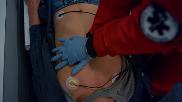 Ambulancia médico manos haciendo RCP de emergencia en el paciente. Rescate paramédico  - Foto, Imagen
