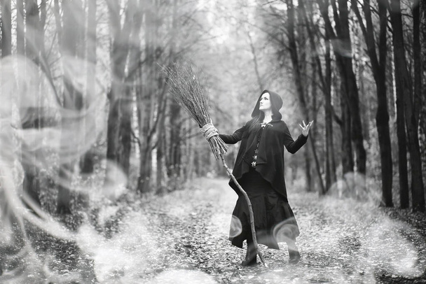 Женщина в костюме ведьмы в густом лесу на ритуале
 - Фото, изображение