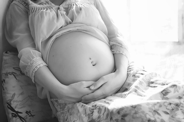 Hermosa chica embarazada rubia se prepara para convertirse en una madre
 - Foto, imagen