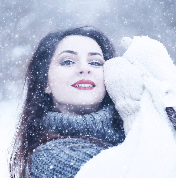 Девочка в красивом зимнем снежном парке
 - Фото, изображение
