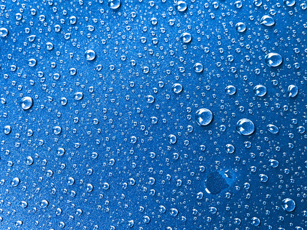 σταγόνα νερού σε μπλε φόντο - Φωτογραφία, εικόνα