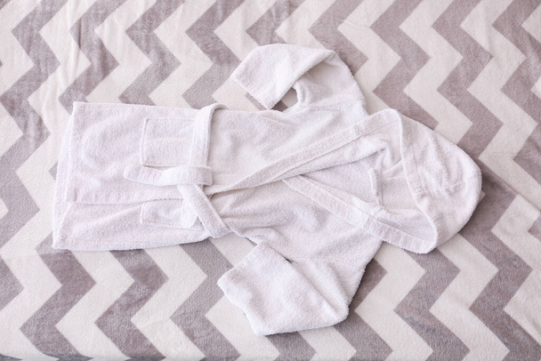 Roupão de banho branco em cobertor no quarto - Foto, Imagem