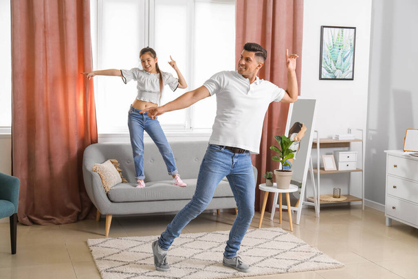 Mies ja hänen pieni tyttärensä tanssivat kotona - Valokuva, kuva