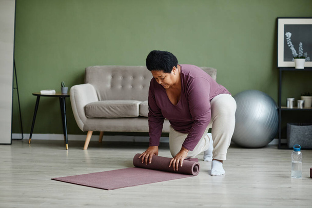 Fekete végzős nő otthon edzés - Fotó, kép