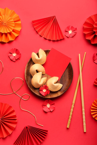 Placa con galletas de la fortuna, tarjeta de felicitación vacía y símbolos chinos en el fondo de color - Foto, Imagen