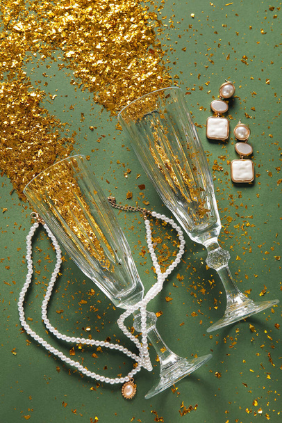 Şampanya bardaklı kompozisyon, altın konfeti ve arka planda kadın aksesuarları, yakın plan - Fotoğraf, Görsel